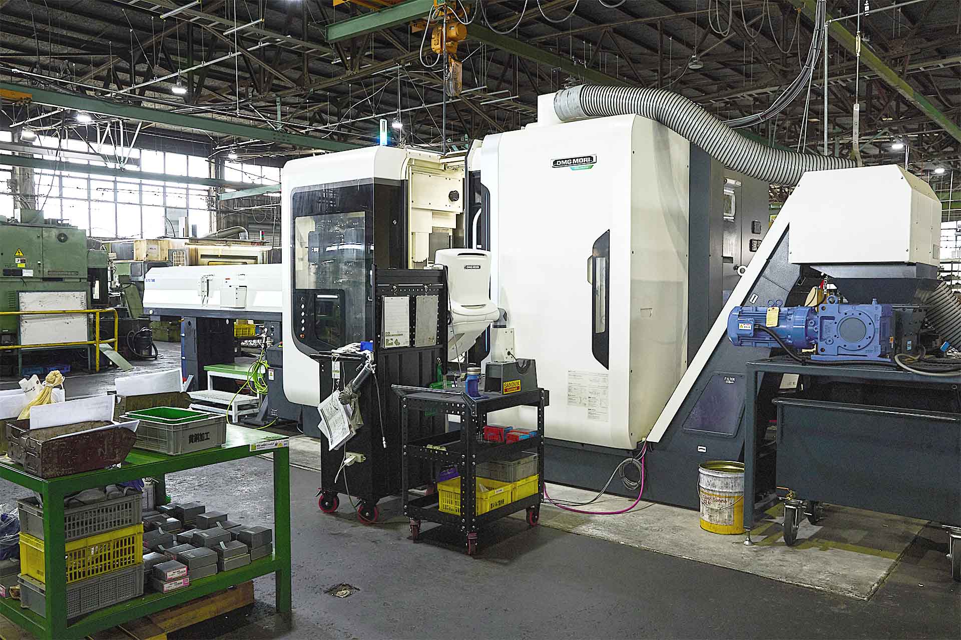 株式会社宮入バルブ製作所・保有設備の一例。最新の多軸加工機NTX1000など。